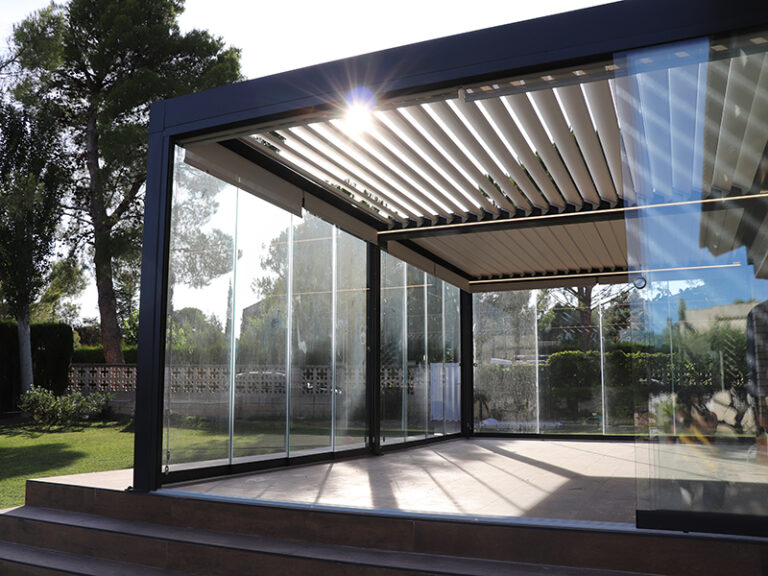 &iexcl;Redefine tu espacio exterior con Acuglass: L&iacute;der en techos de cristal para terrazas!
